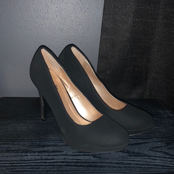 Black suede pumps - Picture 2 of 4